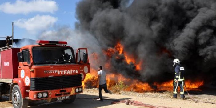 Antalya'da geri dönüşüm deposunda yangın