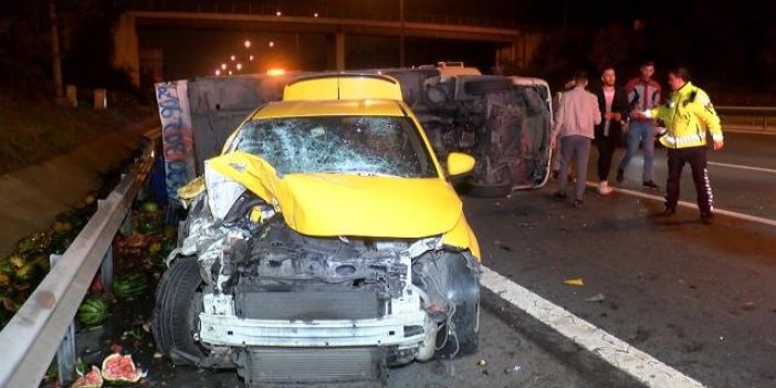 TEM'de kamyonet ile taksi çarpıştı: 4 yaralı