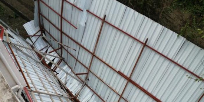 Zonguldak'ta fırtına apartmanın çatısını uçurdu