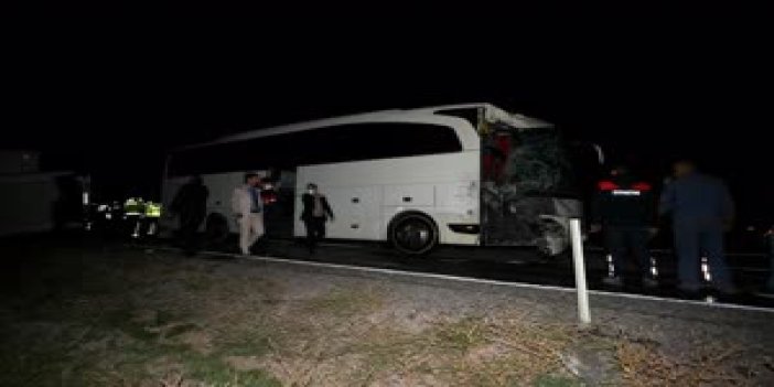 Öğrencileri taşıyan otobüs çekici araçla çarpıştı. 44 yaralı