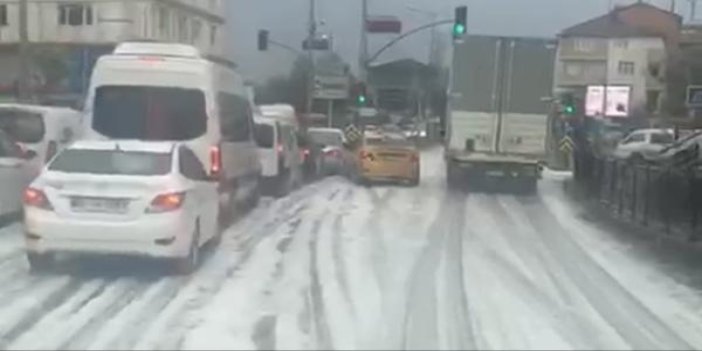 Tuzla'da esrarengiz olay yağmurdan sonra caddeyi beyaz köpük kapladı
