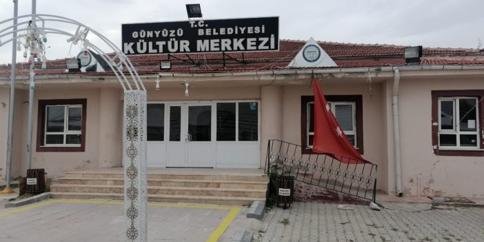 Günyüzü Belediyesi Kültür Merkezi'nde bulunan Türk bayrağının hali tepki çekti