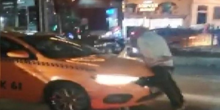 Çıldıran müşteri Beyoğlu'nda taksinin üstüne çıktı