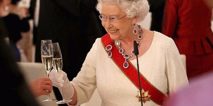 Saray’da yaşadıkları gizli kalmadı! 95'lik Kraliçe Elizabeth'i durdurabilene aşk olsun