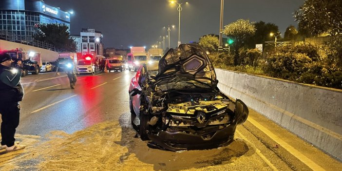 Bayrampaşa'da kamyonet otomobil ile çarpıştı: 2 yaralı