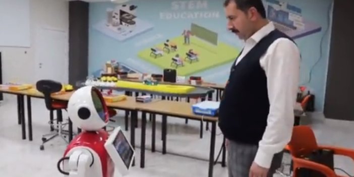 AKP'li belediye başkanı, robota kendisini övdürdü