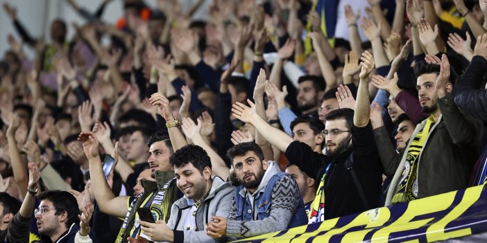 Fenerbahçe tribünleri Süleyman Seba'ya küfür etti. Türkiye bu ayıbı konuşuyor