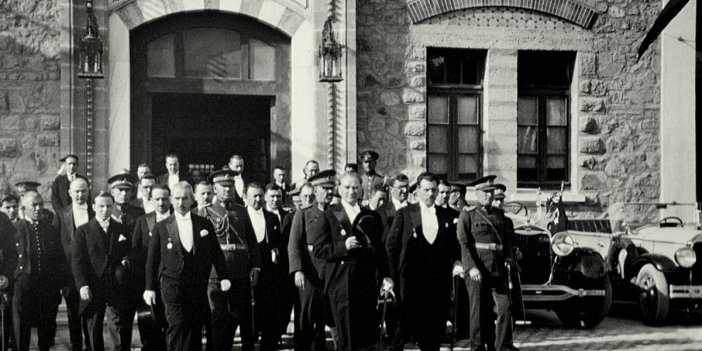 Meclis önünde Atatürk’ün fotoğrafçısının çektiği bu fotoğraf neden iki kere çekildi biliyor musunuz, Öğrenince Ata’nın büyüklüğüne yine şapka çıkaracaksınız