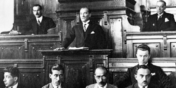İşte Atatürk’ün önce İsmet İnönü’ye sonra da Meclis’te bütün milletvekillerine okuduğu o şiir
