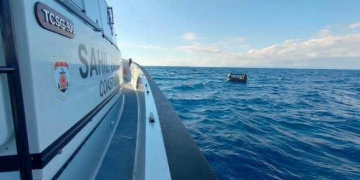 Lastik bottaki kaçak göçmenleri Sahil Güvenlik kurtardı