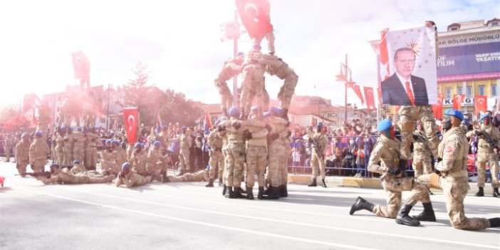 29 Ekim'de askerlerin açtığı Erdoğan posterini böyle savundu
