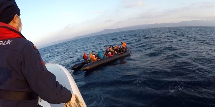 Yunanistan, sığınmacıların bulunduğu gemiyi itti