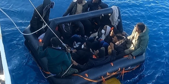 Yunanistan'ın ölüme ittiği 54 kaçak göçmen kurtarıldı