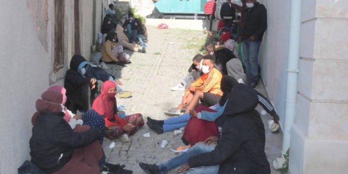 Türk kara sularına itilen 52 kaçak göçmen kurtarıldı