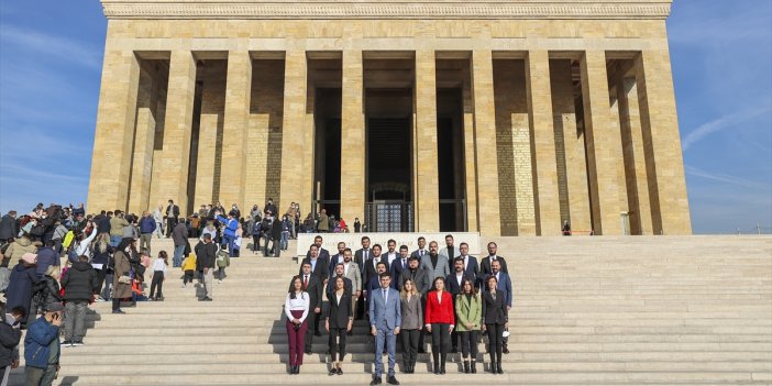 Yeni seçilen CHP Gençlik Kolları yönetiminden Anıtkabir'e ziyaret