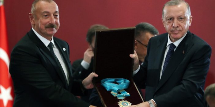 Erdoğan'ın Aliyev'e takdim ettiği nişanda tepki çeken detay