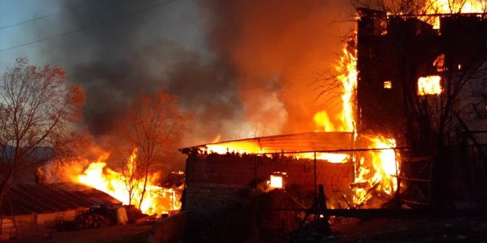 Bolu'da ahşap evde başlayan yangın kısa sürede büyüdü