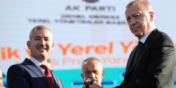 Gri pasaport skandalı ile tanınan belediye başkanları Cumhurbaşkanı Erdoğan'ın elinden ödül aldı
