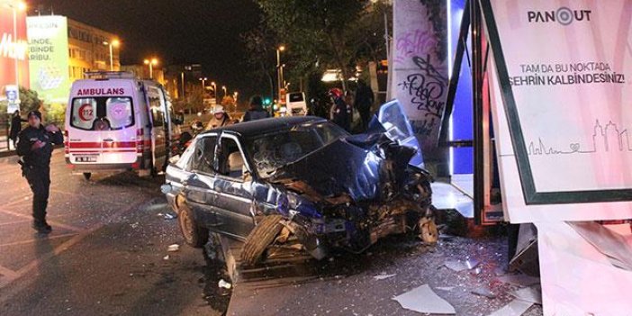 Beşiktaş’ta trafik kazası: Durağa çarparak durabildi