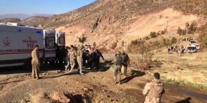 Hakkari'de şarampole devrilen traktördeki yaralıları Mehmetçik kurtardı