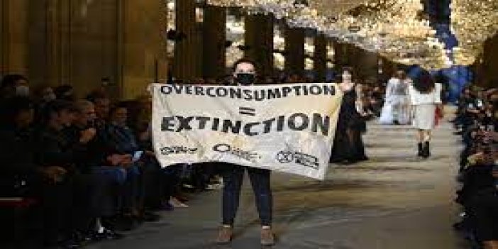 Louis Vuitton defilesinde protesto gösterisi