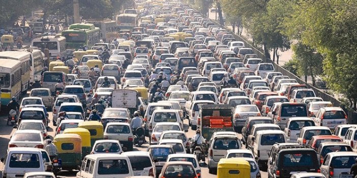 Hindistan'da her 4 dakikada 1 kişi trafik kazasında ölüyor