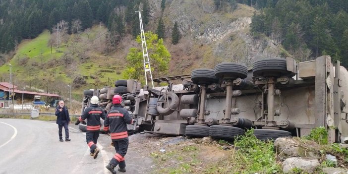 Trabzon'da asfalt yüklü tanker devrildi. İki yaralı