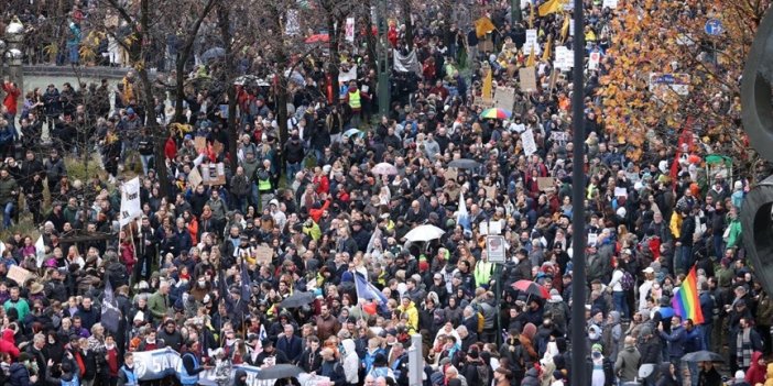 Belçika'da binlerce kişi korona tedbirlerini protesto etti
