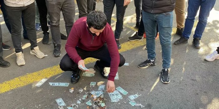 Dolardaki rekorları protesto eden esnaf dolar yaktı: Esnaf öldük hükümet nerede diye isyan etti