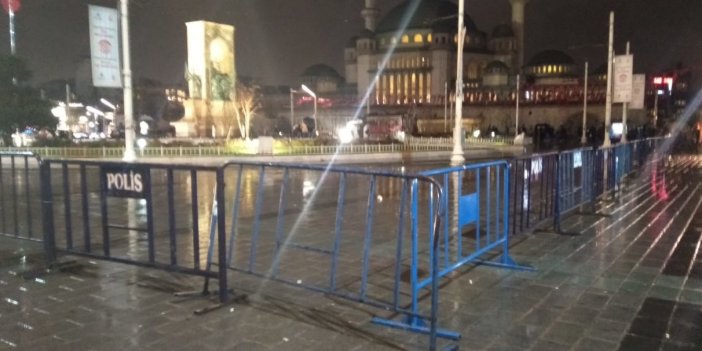 İstanbul'da Taksim Meydanı barikatlarla kapatıldı