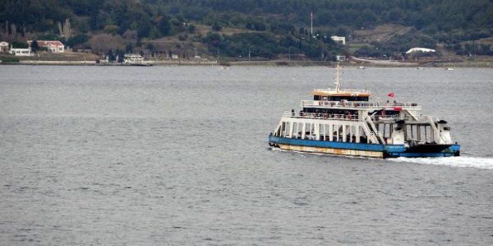 Çanakkale'de feribot seferlerine 'fırtına' engeli