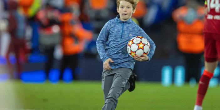 Liverpool - Porto maçında sahaya fırlayan çocuk topu alıp tribüne kaçtı. Güvenlik yakalayamadı tribündekiler de yardım etti