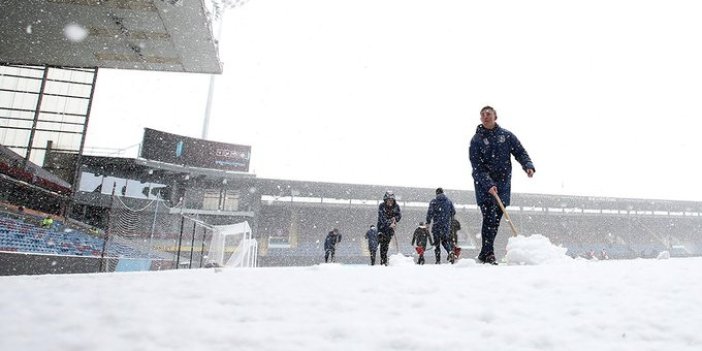 İngiltere'de bir maça kar engeli