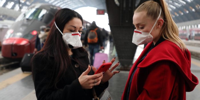 İngiltere'de omicron korkusu maskeleri geri taktırdı