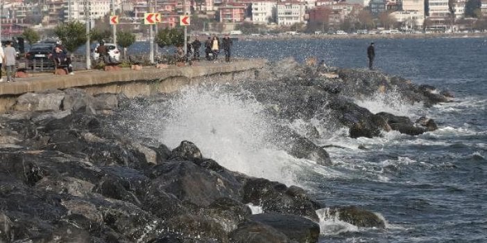 İstanbul'da fırtına başladı. Dalgalar İstanbul sahillerini dövmeye başladı