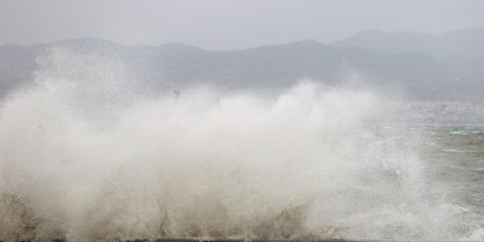 İzmir'de fırtına: Deniz taştı, binadan kopan parçalar yola savruldu