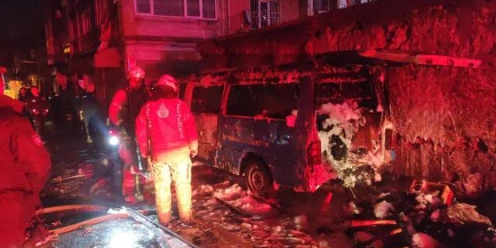 İstanbul'da park halindeki panelvan yandı