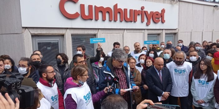 Gazeteciler Cumhuriyet önüne eylem yaptı