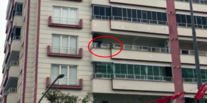 4.kattaki balkon korkuluklarında oyun oynayan çocuk aşağıya sarktı
