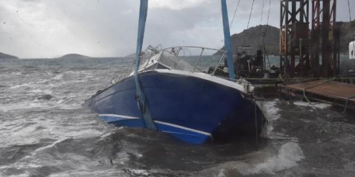 Bodrum'da fırtına 'iskeleler yerinden söküldü'