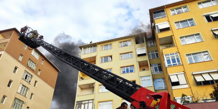 Ümraniye'de binanın çatısı alev alev yandı 