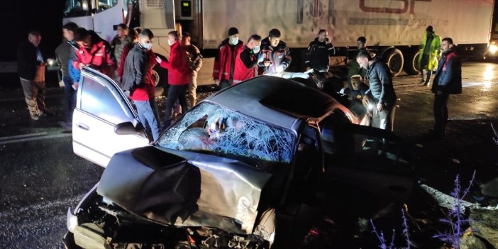Siirt'te otomobil tırla çarpıştı: 1 ölü, 5 yaralı
