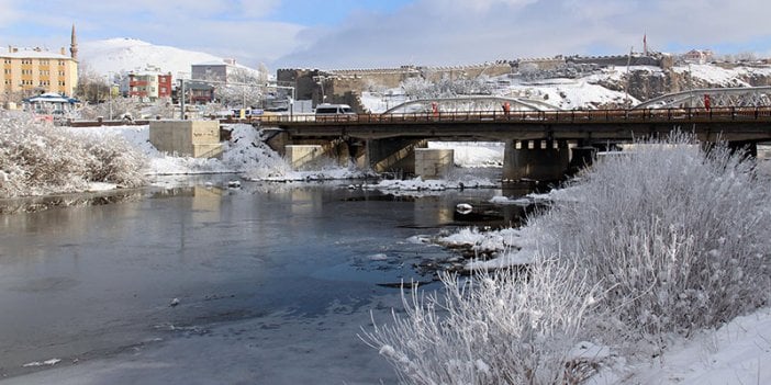 Ardahan'da Kura Nehri dondu