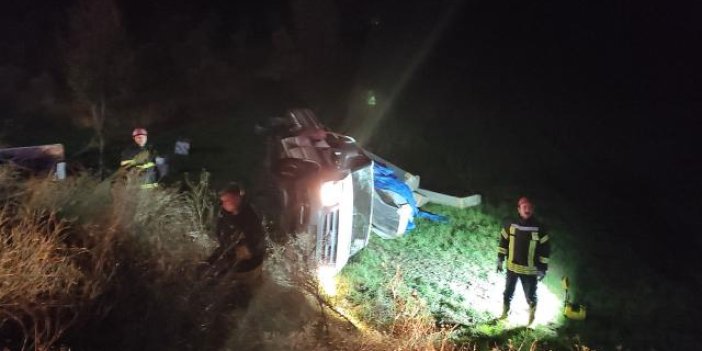 Manisa'da kamyonet şarampole devrildi: 3 yaralı