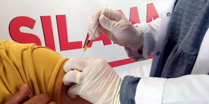 Aşı karşıtı sağlıkçı sahte kolla aşı yaptırmaya kalkıştı