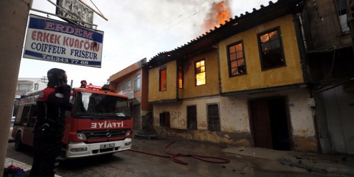 Antalya'da 250 yıllık konak kül oldu