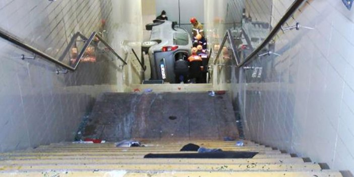 Araba metro istasyonuna uçtu. 2 kişi öldü şoför kurtuldu