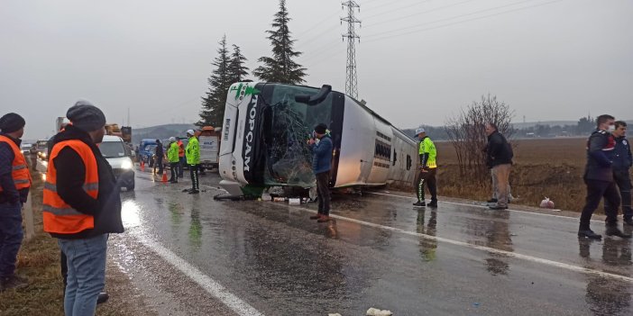 Yolcu otobüsü devrildi. 2 kişi öldü 24 kişi yaralandı