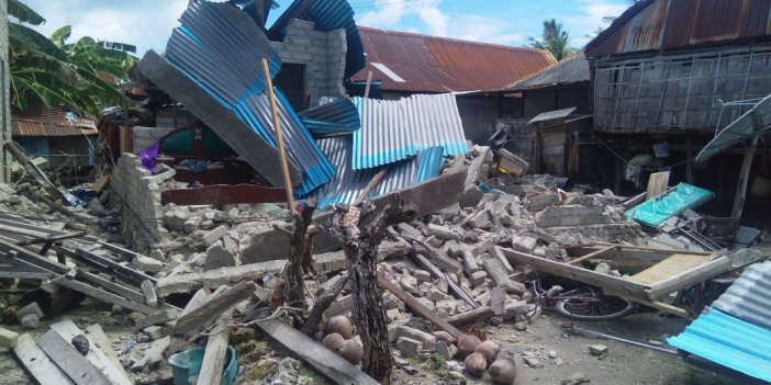 Endonezya'da 7,3 büyüklüğünde deprem!