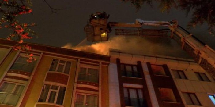 Çekmeköy'de 5 katlı binanın çatısı alev alev yandı 